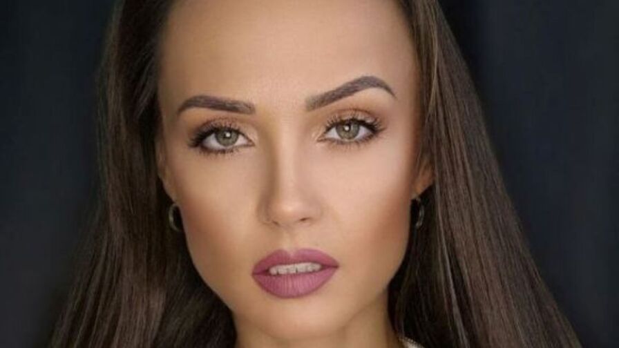 Watch TaniaRaymond live on Live Cam Index