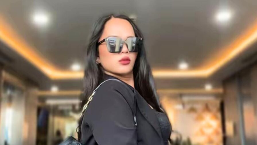 Watch SophiaCourthaway live on Sex Zoom