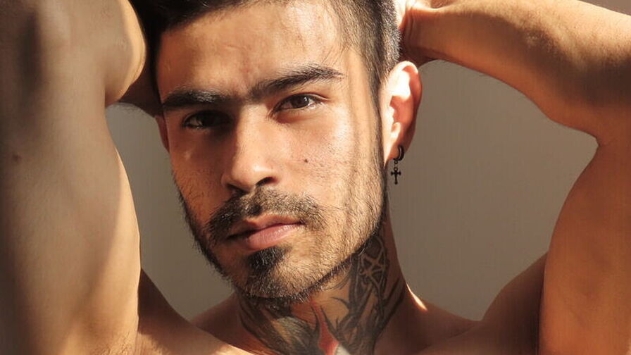 Watch StefanoEverett live on Live Cam Index