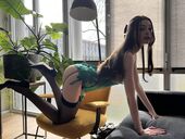 Eve puts a plug in her ass for you