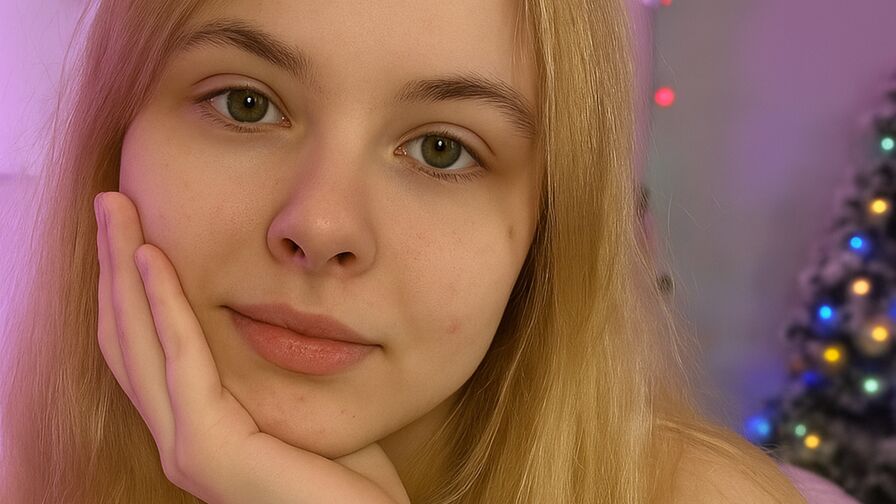 Watch AmiraVoss live on Fleur Mature