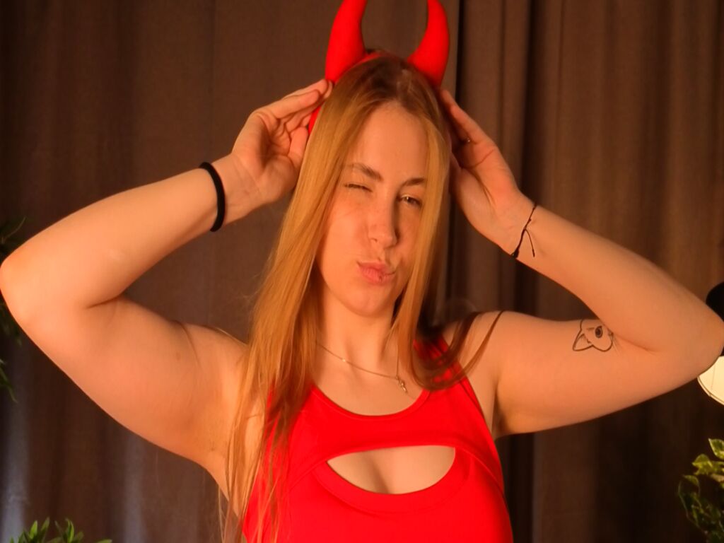 MaiaOshman webcam model