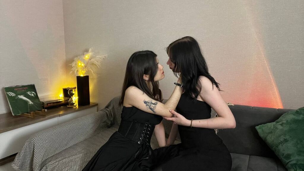 EllaAndLyn webcam show