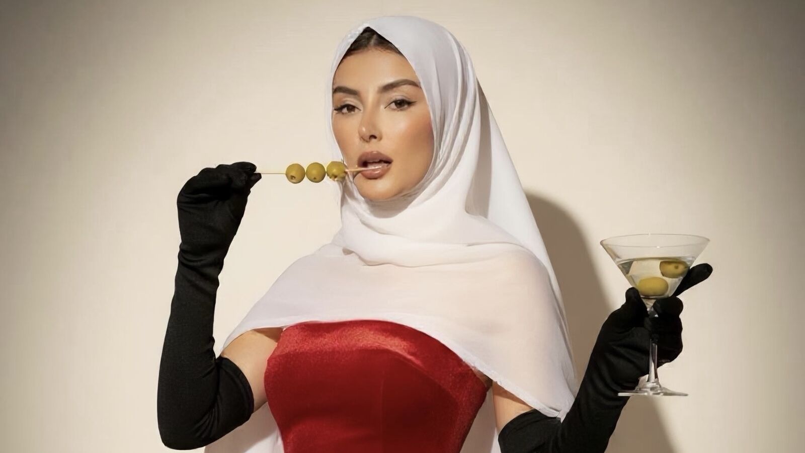 HalaiaNoor glamour portrait
