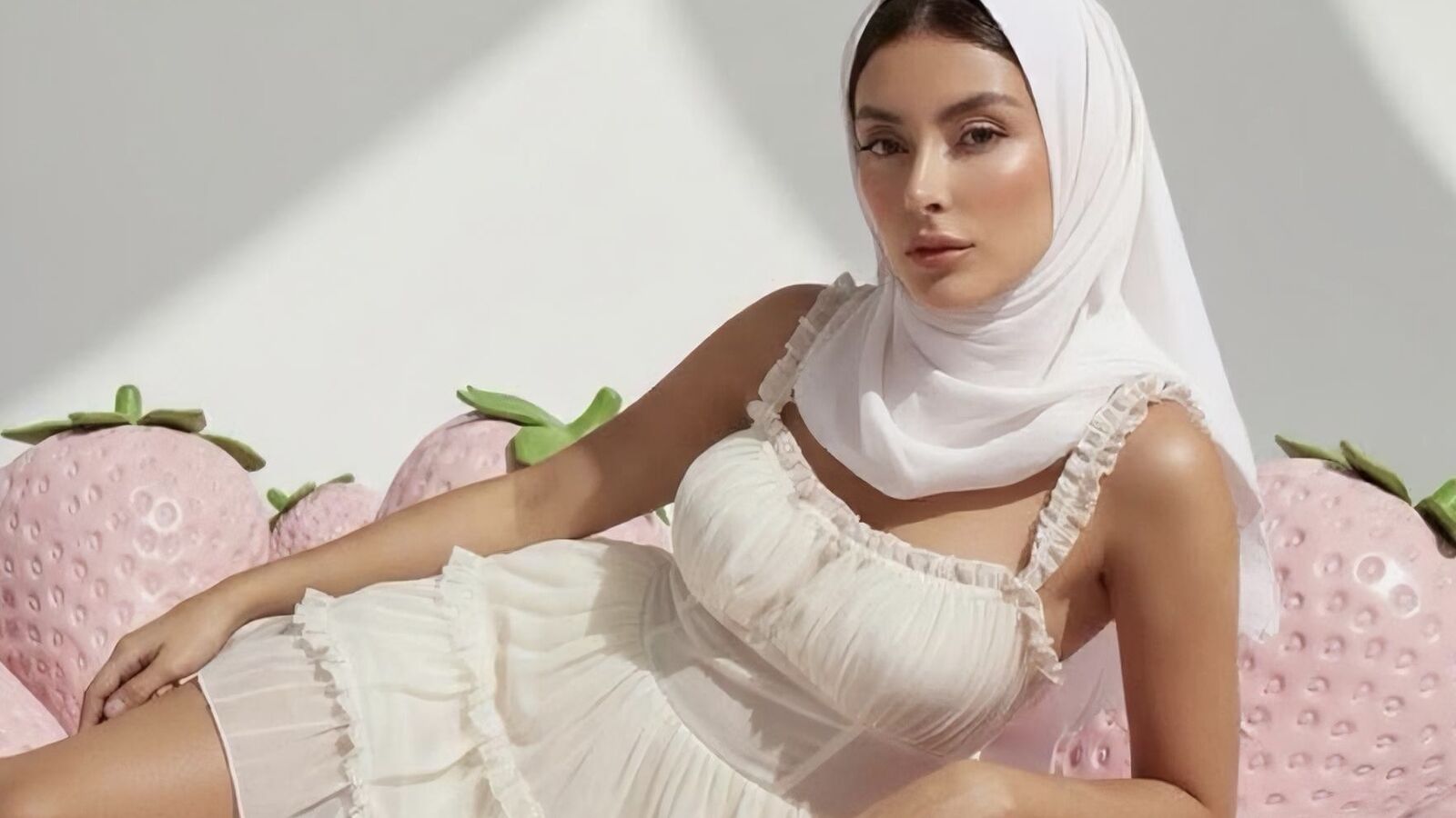 HalaiaNoor glamour portrait
