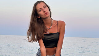 le modèle SamanthaShein est en webcam porno dans un show sur le site livejasmin, il possède les tags suivants: dancing,roleplay,smoke cigarette,deepthroat,footsex,joi