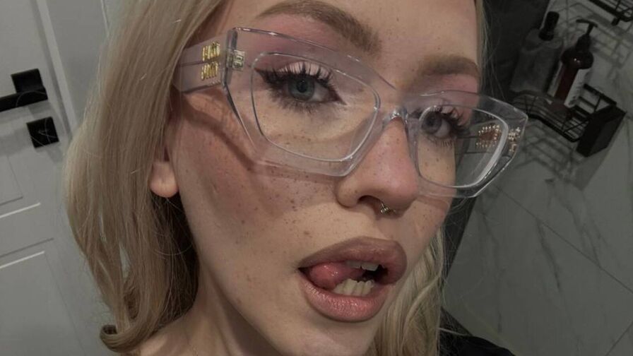 Watch StacyBrow live on Sex Girls Blend