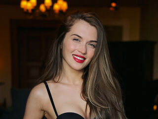 QuinnTakara is a webcam model from Romania age 27