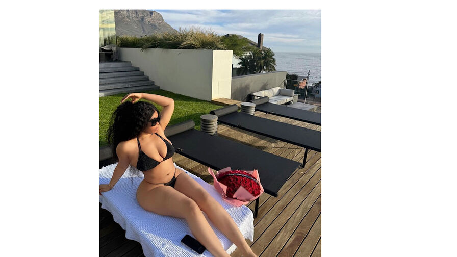 Watch SarraJames live on Sex Girls Blend