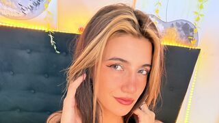 MiaDennis Live Webcam on LiveJasmin