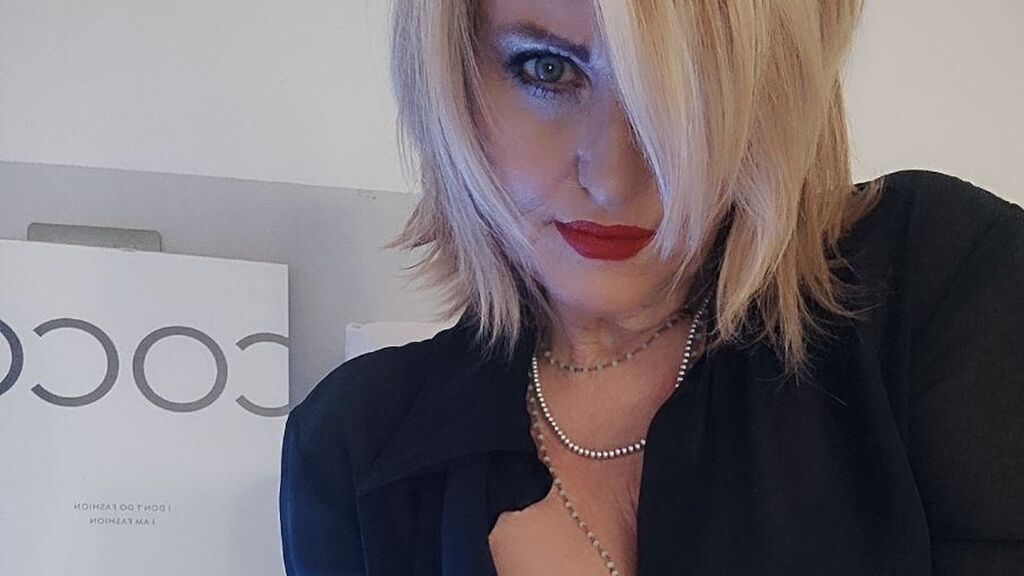 Watch CorinneDior live on cam on LiveJasmin