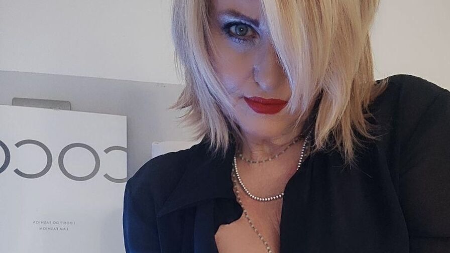 Free Live Sex Chat With CorinneDior