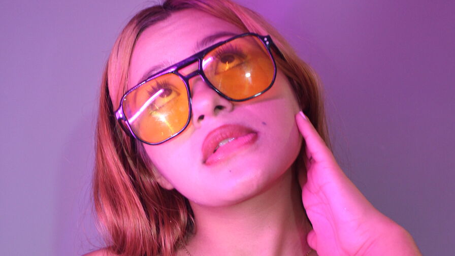 Watch CataleyaSantana live on shemalefreeporn.net