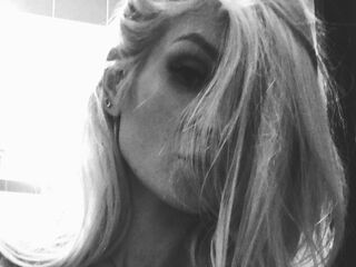 strip chat nude MiaMeuw