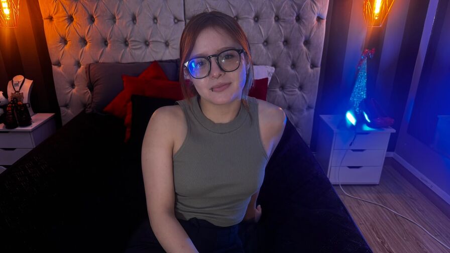 Watch RyleeSantos live on shemalefreeporn.net