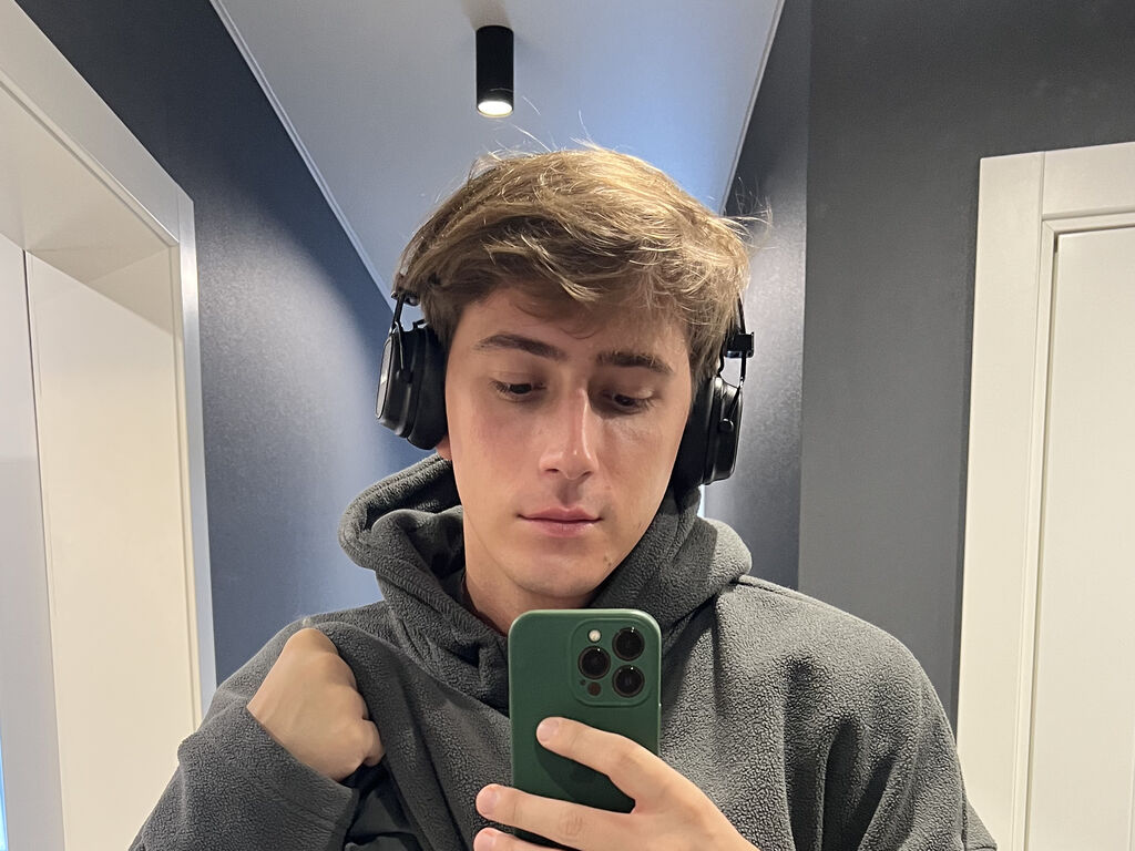 KrisHort male video chat image