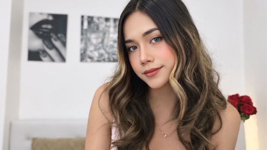 Watch StormiThompson live on Fleur Mature