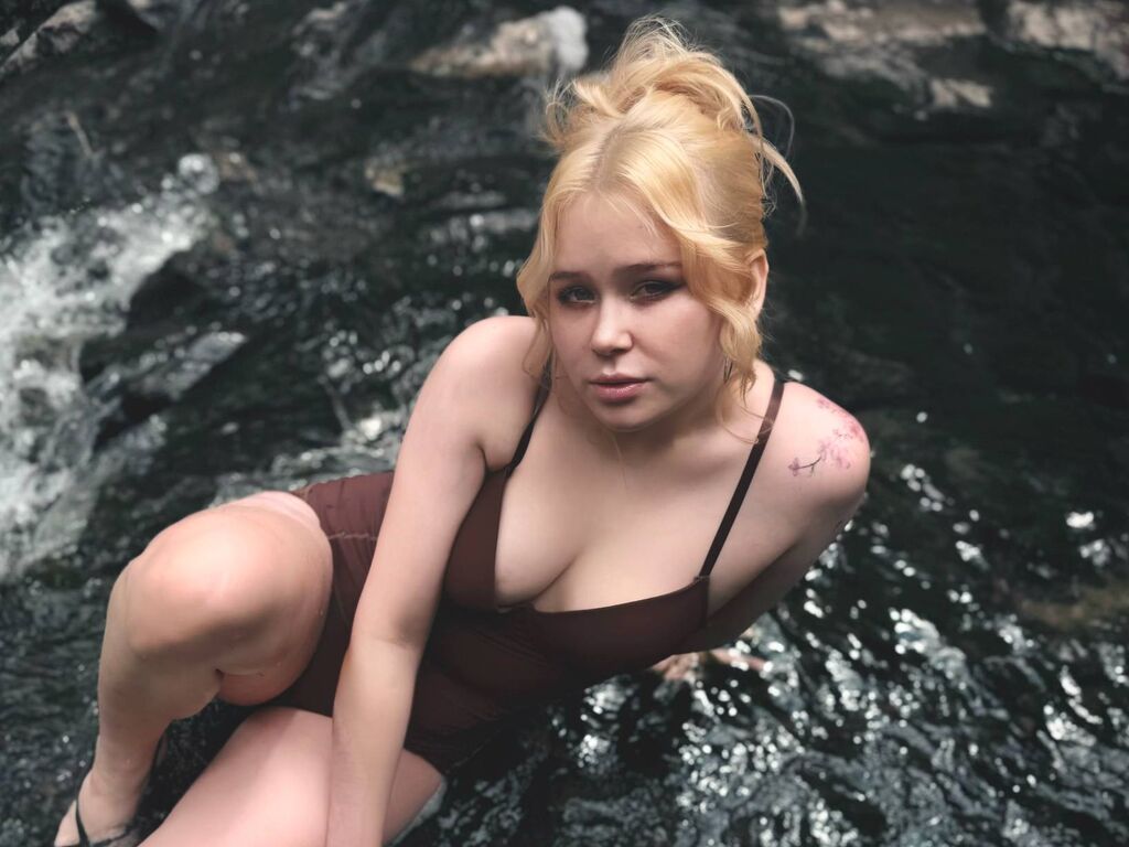 KiriWhite live performer profile picture
