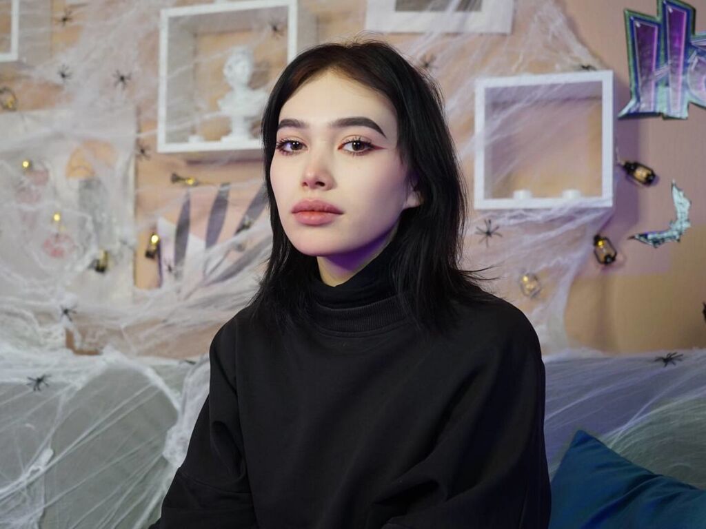 KiraLines's live cam