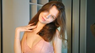 le modèle JulinaGorovena est en webcam porno dans un show sur le site livejasmin, il possède les tags suivants: cameltoe,close up,dancing,oil,roleplay,striptease,vibrator,footsex,snapshot,joi,sph
