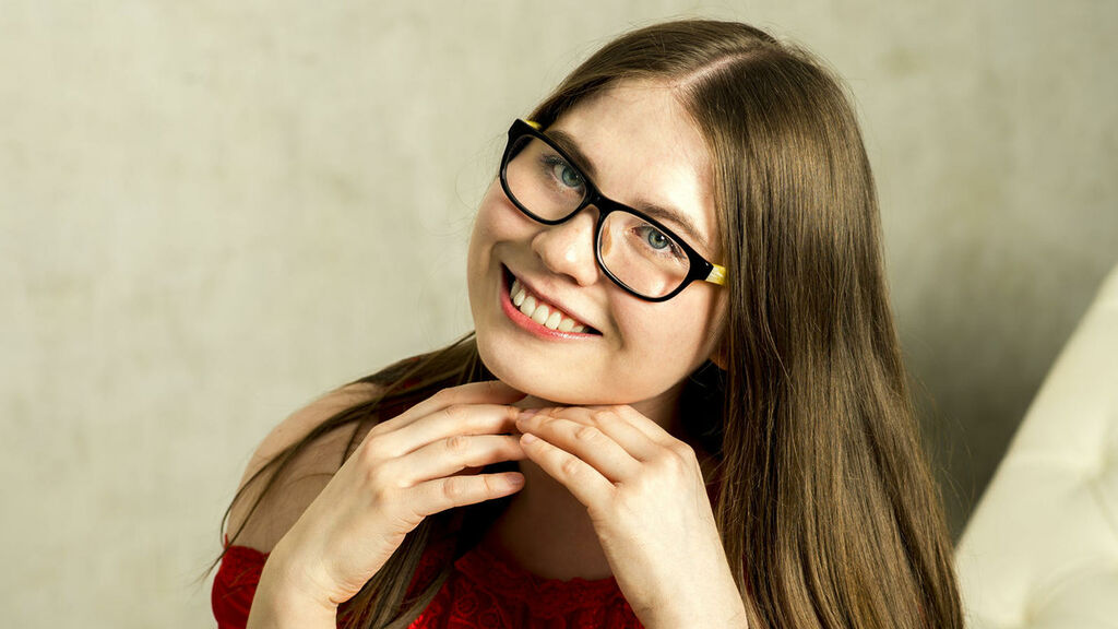 Live Chat with LettyThomson on LiveJasmin