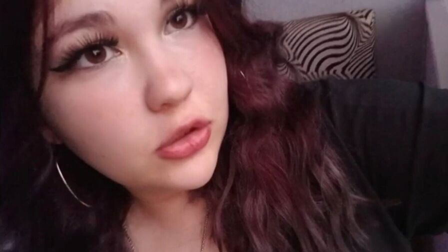 Watch LeslieBlas live on Sex Girls Blend