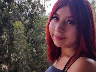 Webcam model MartinaZaharie from LiveJasmin