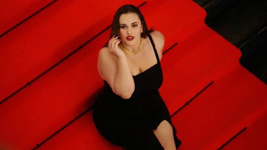 Watch MonicaVivaldi live on Fleur Mature