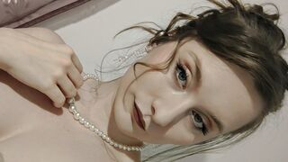 AreteFrost adult webcam girl room