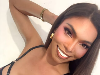 AliyahFarrah is a webcam model from Philippines age 25