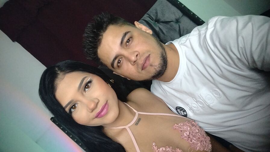 Watch MariaAndCarlo live on Fleur Mature