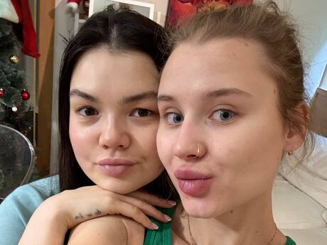 Chat with ScarlettAndBenit