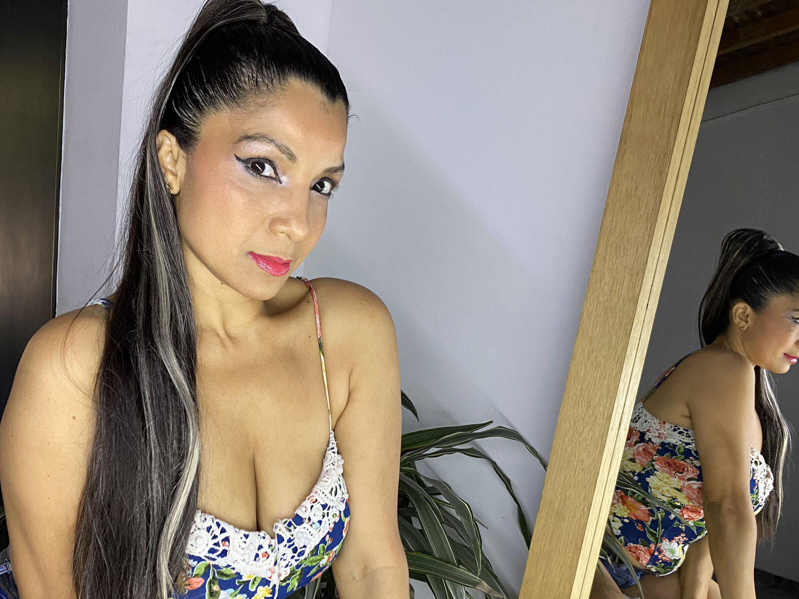 Live cam for SarayJay