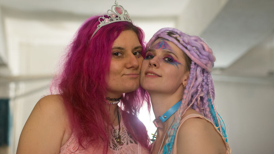 LisAndEri's live cam