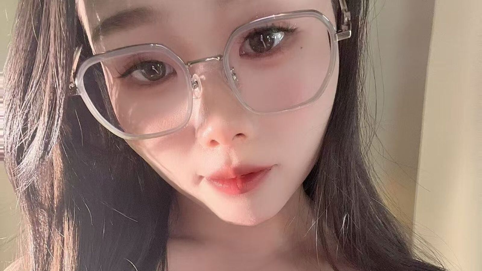 lingzi erotic portrait