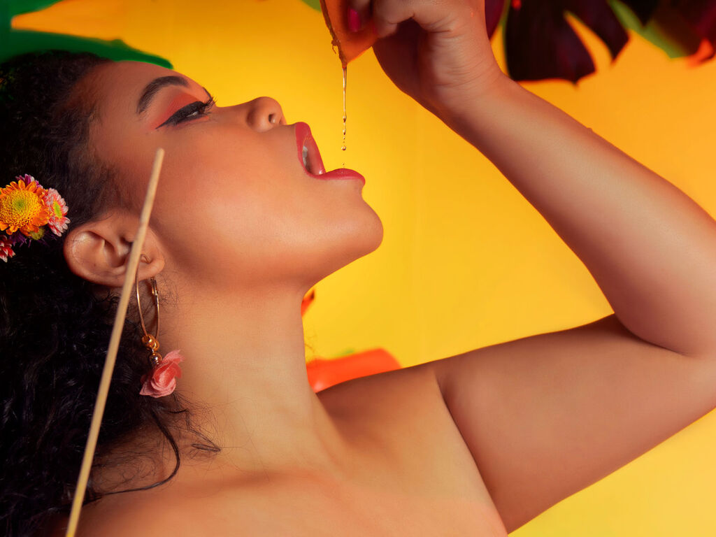 Live with NiaCorelli on PrivCamWeb