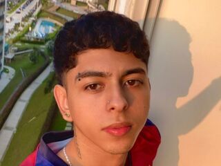 NohaDrake is a webcam model from Colombia age 22