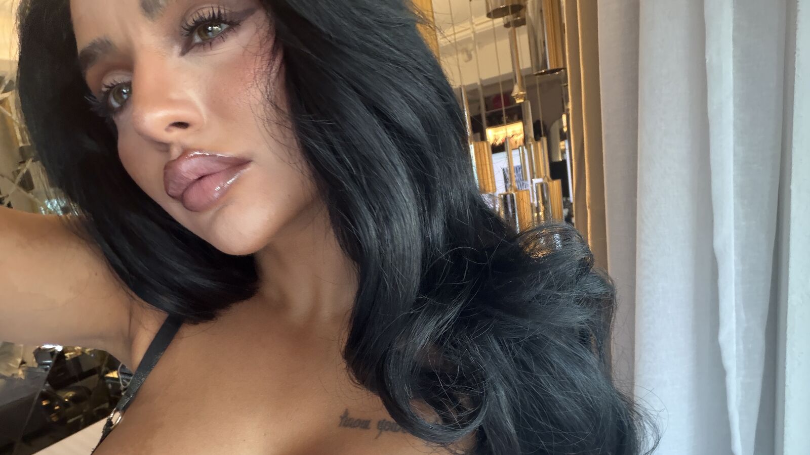 NicoleBella erotic portrait