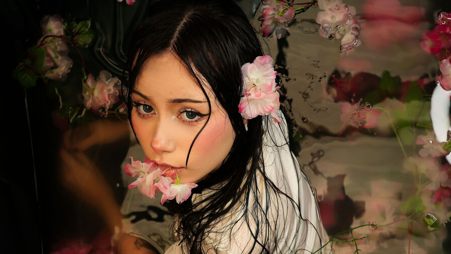 Watch SukiiStark on CoolMagazineOnline.com