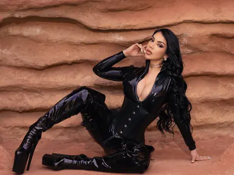 Chat with NicolleBennett