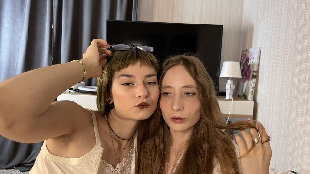 NoreenAndMamie live cam model at LiveJasmin