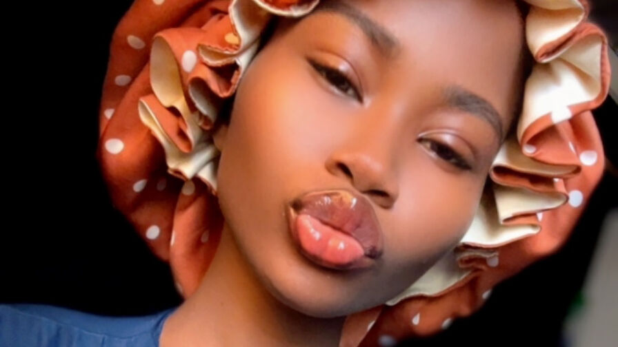Watch JoyWinnie live on Fleur Mature