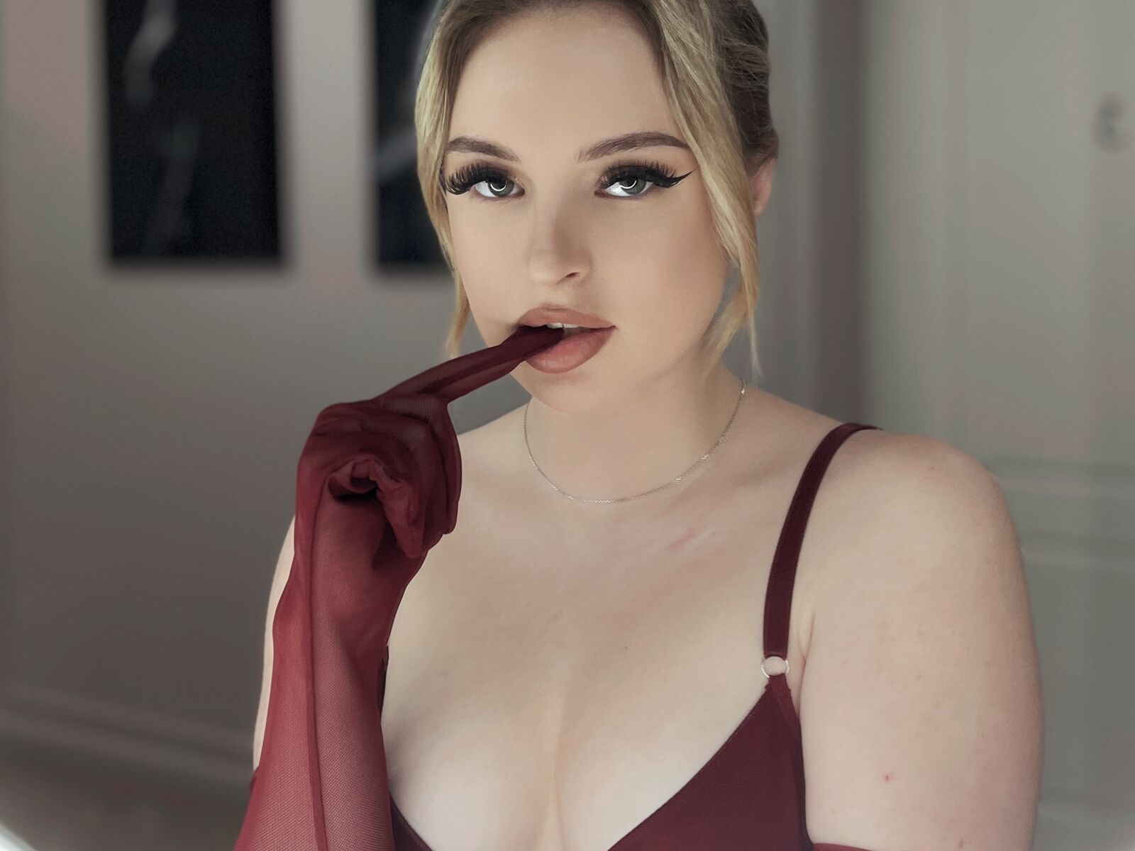 Live cam for EllyLinn