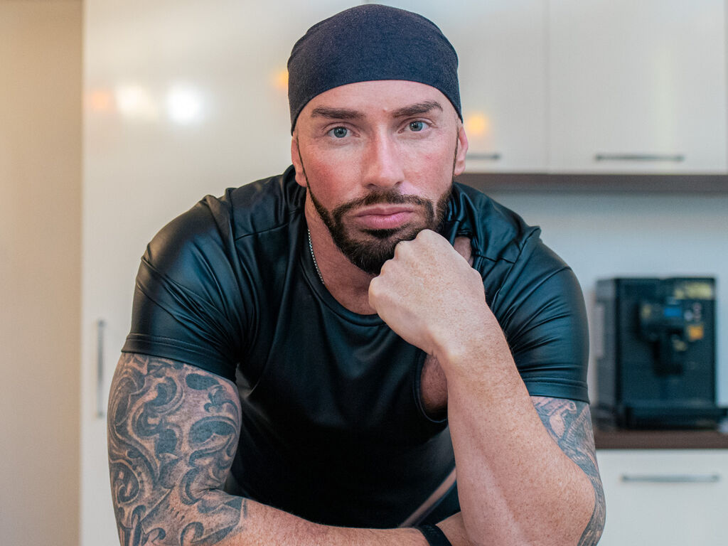 AronGrant model profile storefront photo