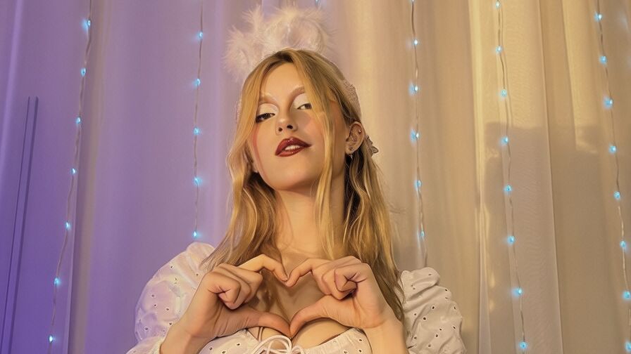 Watch LanayaVerne live on Fleur Mature