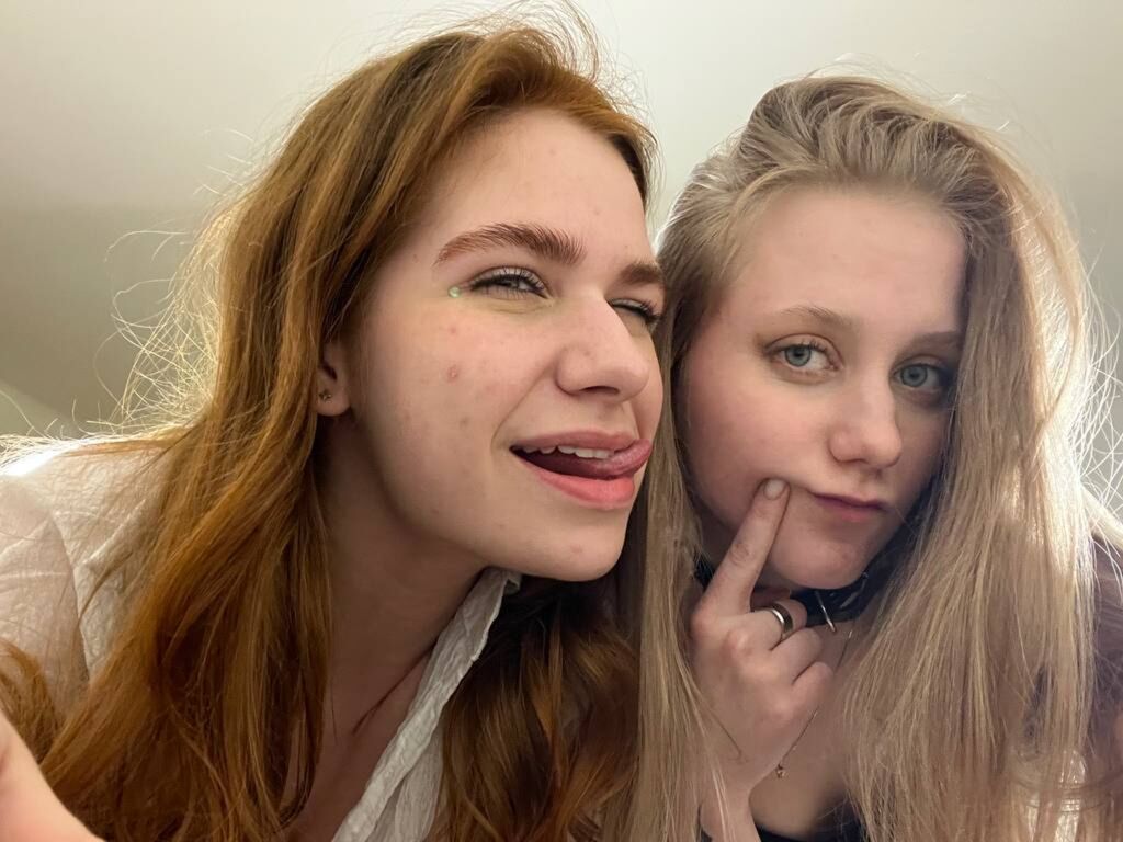 LizbethAndQueeni webcam show