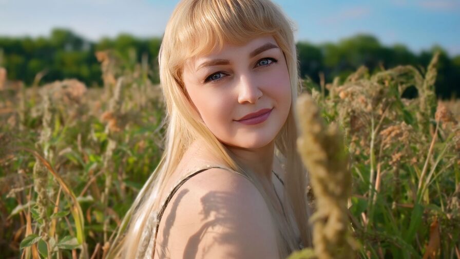 Watch AnnabelMilson live on Fleur Mature