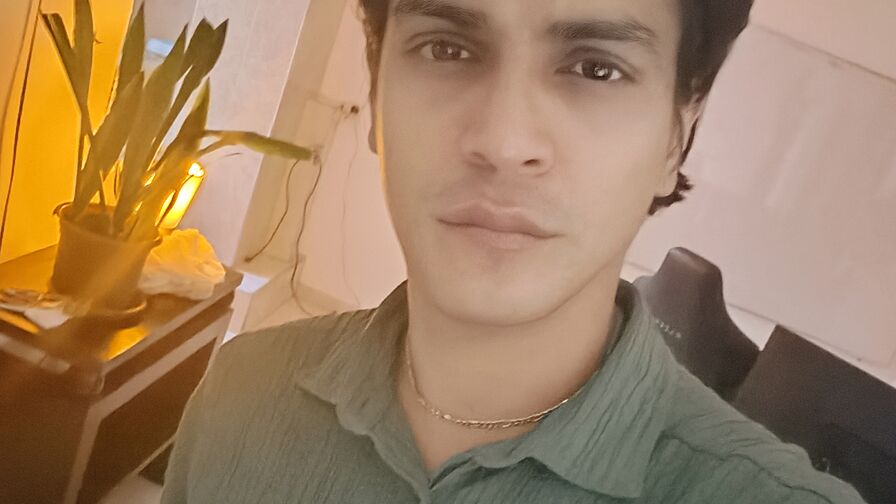 Watch AaronCol live on Fleur Mature