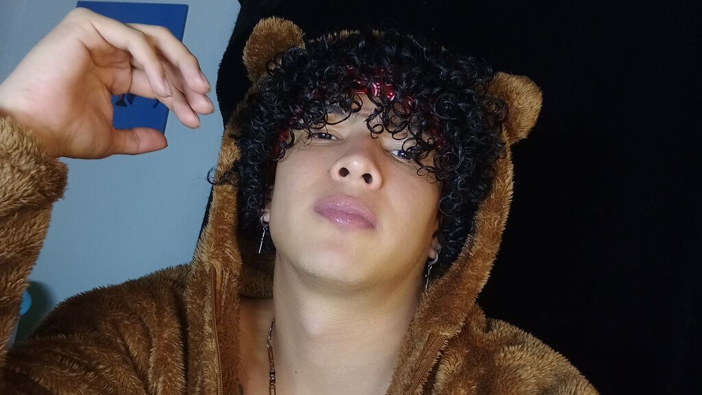 IzanBenz Live Cam on LiveJasmin