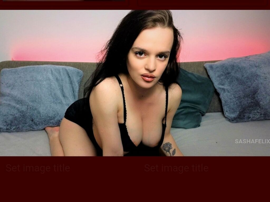 Eleyne erotic cam
